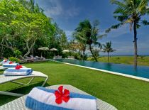 Villa Sungai Tinggi, Sunbeds